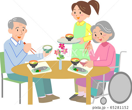 食事するシニアと女性スタッフ 65281152
