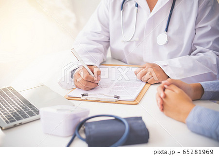 The doctor is discussing with the patient after a The doctor is discussing with the patient after a 65281969