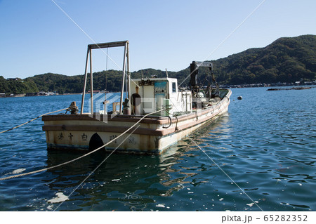 京都符伊根町 伊根湾に浮かぶ漁船 京都符伊根町 伊根湾に浮かぶ漁船 65282352