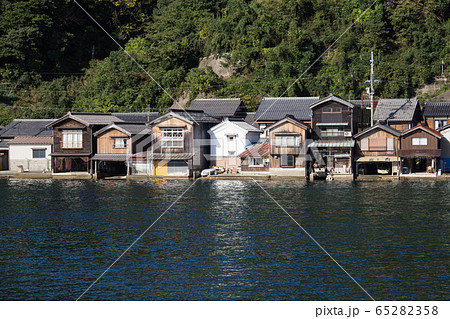京都符伊根町 朝日の当たる船屋の街並み 京都符伊根町 朝日の当たる船屋の街並み 65282358