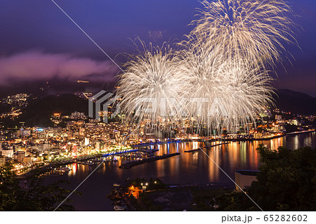 花火と夜景の熱海湾 65282602