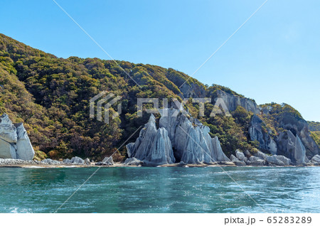 【青森県下北半島仏ヶ浦】仏ヶ浦は緑色凝灰岩がつくる大小さまざまな奇岩が集まり極楽浄土の景観 65283289