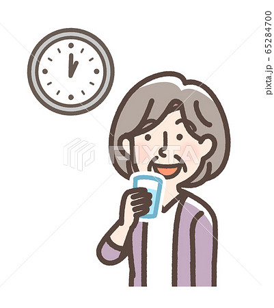 水を飲む女性　おばあさん 65284700