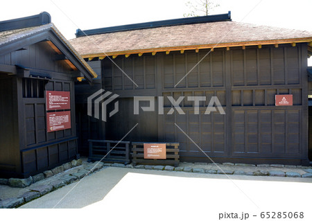 箱根関所跡・大名の家来の逃亡者を見張った「外屋番所」と、牛馬を飼う厩舎「厩」・神奈川・箱根（２） 65285068