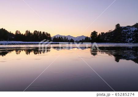 新潟県小千谷市 錦鯉の養鯉池と越後三山の朝焼け 新潟県小千谷市 錦鯉の養鯉池と越後三山の朝焼け 65285274