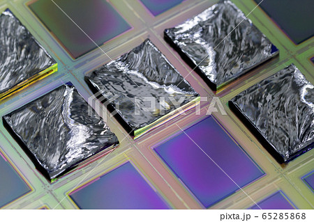 Pieces of polycrystalline silicon integrated on a Pieces of polycrystalline silicon integrated on a 65285868