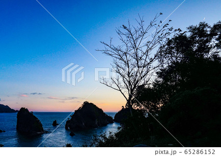 西伊豆　日没の堂ヶ島 65286152
