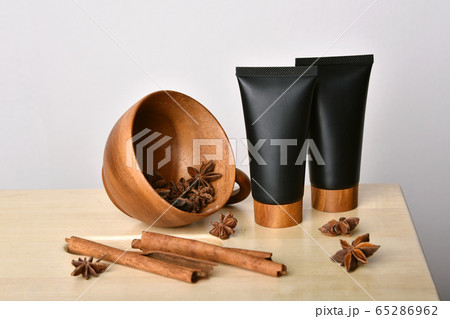 Cosmetic black bottle containers packaging with cinnamon and anise aromatherapy oil essence extract Cosmetic black bottle containers packaging with cinnamon and anise aromatherapy oil essence extract 65286962