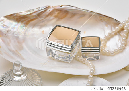 Dressing table with luxury cosmetic and skincare set, Cosmetic bottle containers with marine pearl Dressing table with luxury cosmetic and skincare set, Cosmetic bottle containers with marine pearl 65286968