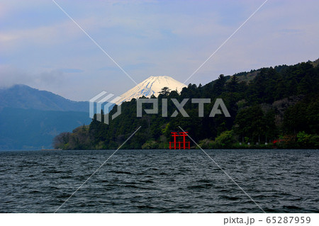 元箱根港・富士山と芦ノ湖、箱根神社の鳥居が造る箱根らしい風景・神奈川・箱根（１） 65287959