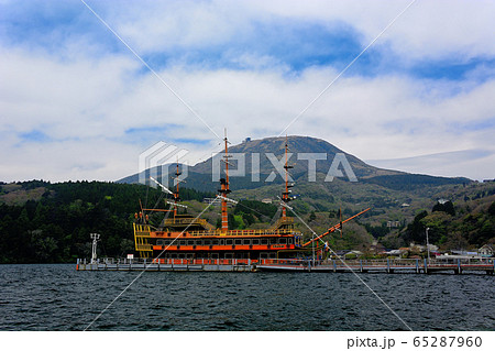 元箱根港・山頂にロープウェイ乗り場がある駒ヶ岳と海賊船、箱根らしい風景・神奈川・箱根（１） 65287960
