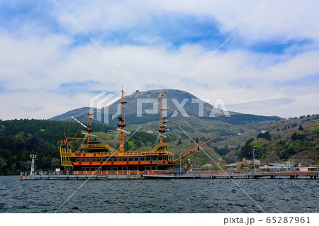 元箱根港・山頂にロープウェイ乗り場がある駒ヶ岳と海賊船、箱根らしい風景・神奈川・箱根（２） 65287961