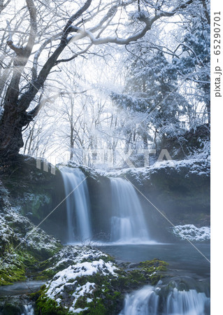 山梨_厳冬の鐘山の滝 65290701