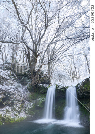 山梨_厳冬の鐘山の滝 65290702