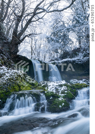 山梨_厳冬の鐘山の滝 65290705