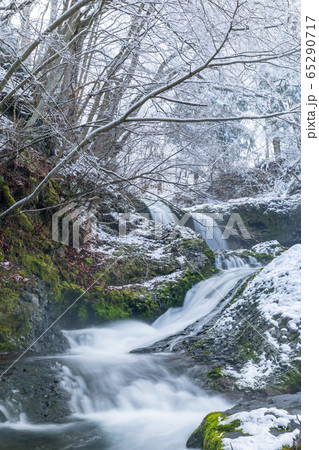 山梨_厳冬の鐘山の滝 65290717