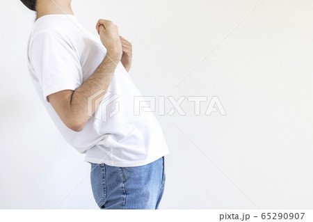 握り拳している半袖の男性 握り拳している半袖の男性 65290907