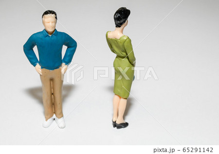 夫婦喧嘩 すれ違い カップルの写真素材