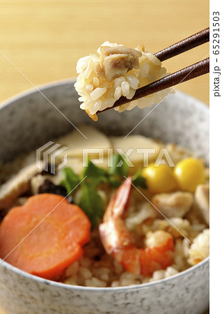 釜飯 炊き込みご飯を食べる 釜飯 炊き込みご飯を食べる 65291503