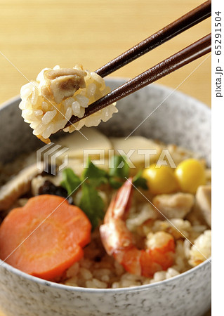 釜飯　炊き込みご飯を食べる 65291504