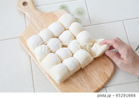おうちでパン作り　ちぎり白パン　ちぎるシーン 65291668