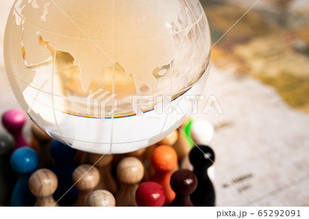 地球を支える人々 ガラスの地球儀と人々 地球を支える人々 ガラスの地球儀と人々 65292091