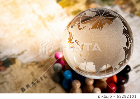 地球を支える人々 ガラスの地球儀と人々 地球を支える人々 ガラスの地球儀と人々 65292101