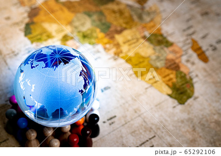 地球を支える人々　ガラスの地球儀と人々 65292106