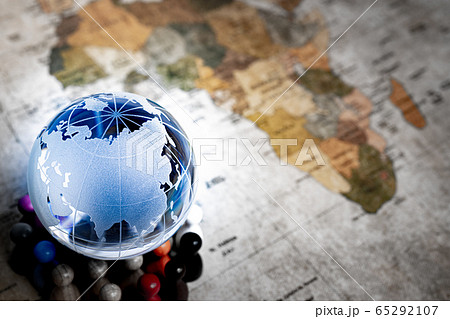 地球を支える人々　ガラスの地球儀と人々 65292107