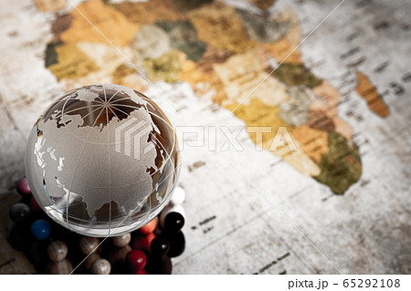 地球を支える人々 ガラスの地球儀と人々 地球を支える人々 ガラスの地球儀と人々 65292108