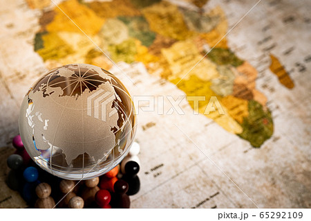 地球を支える人々　ガラスの地球儀と人々 65292109