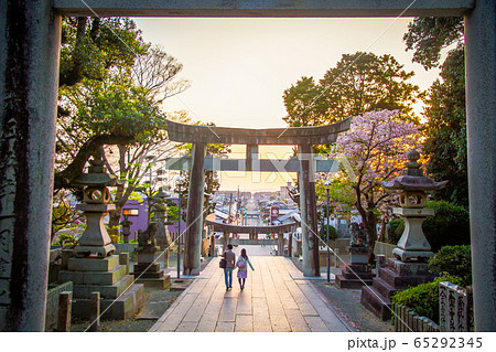 カップル 神社 後ろ姿 カップル 神社 後ろ姿 65292345