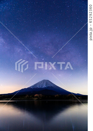 精進湖_逆さ富士山と天の川の絶景 精進湖_逆さ富士山と天の川の絶景 65292360