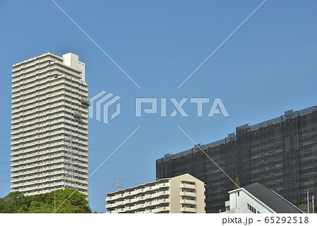 タワーマンション　ゴンドラで外壁塗装の工事風景 65292518