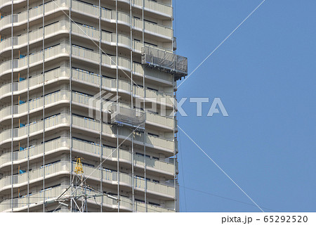 タワーマンション ゴンドラで外壁塗装の工事風景 タワーマンション ゴンドラで外壁塗装の工事風景 65292520