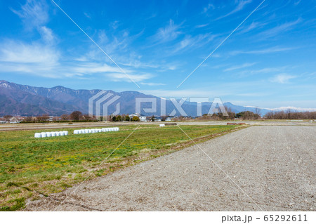 牧草ロールと田畑:春 松本市 牧草ロールと田畑:春 松本市 65292611
