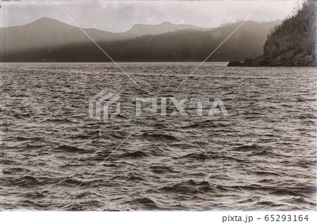 the sunrise in the ocean near the mountain 65293164