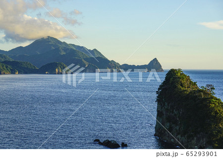 西伊豆　夕日に染まる堂ヶ島の海岸 65293901