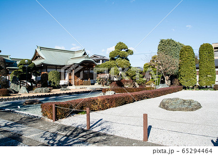 真っ青な快晴の下大きな瓦屋根の神社　川越の街並み 65294464