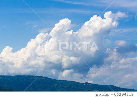熱海の山と入道雲 65294518
