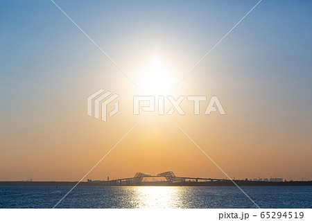 東京ゲートブリッジの上にかかる太陽 65294519