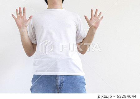 驚いて両手を上げている男性 驚いて両手を上げている男性 65294644