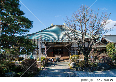 真っ青な快晴の下大きな瓦屋根の神社　川越の街並み 65296039