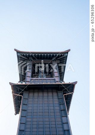 小江戸川越の街並み　木製の歴史的な鐘楼 65296306