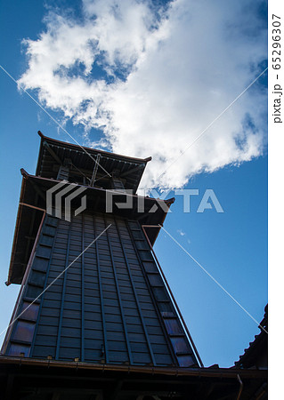 小江戸川越の街並み　木製の歴史的な鐘楼 65296307