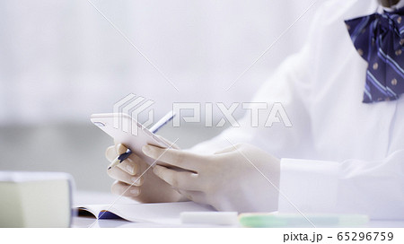 女子生徒　学習イメージ　オンライン授業　 65296759