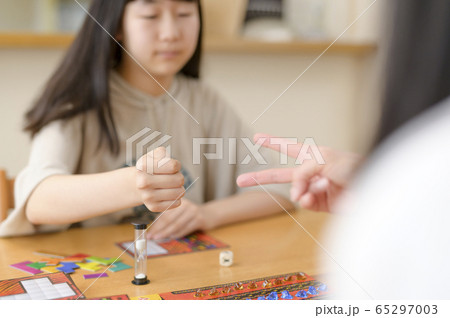 ボードゲームをする家族 ボードゲームをする家族 65297003