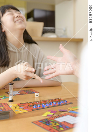 ボードゲームをする家族 ボードゲームをする家族 65297006
