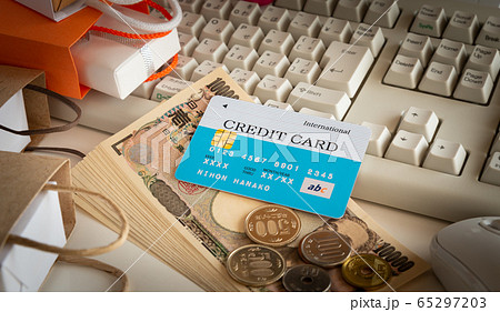 ネットショッピング　クレジットカード　Eコマース　ショッピングバッグ　買い物依存症　買い物好き 65297203