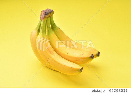 バナナ（黄色／イエロー背景）。 65298031